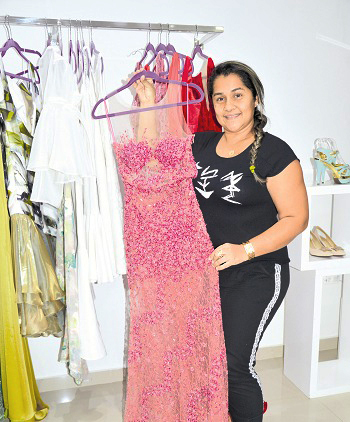 La diseñadora mostrando las tendencias en rosa, que están de moda.