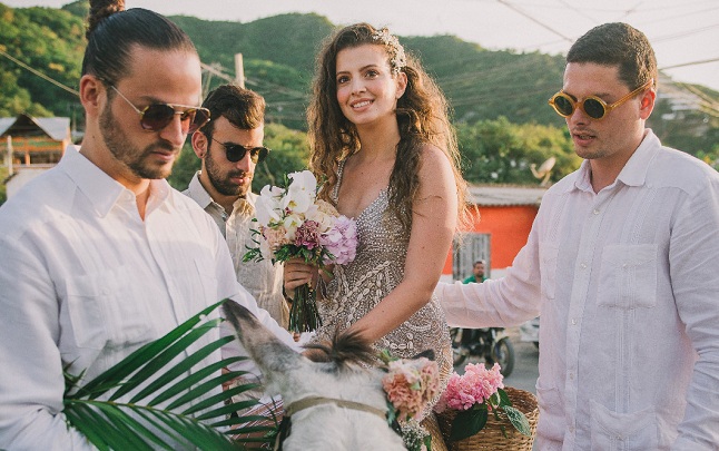 La novia de Taganga llegó a la iglesia montada en un burro de nombre Sayayin decorado con primor y mimos, así mismo estuvo acompañada por sus tres hermanos Sebastián, Julián y Teodoro. 