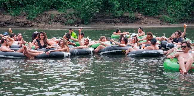 Al final el ritual 130 boyas infladas de aire puro, amor y sonrisas llevaron a los invitados rio abajo hacia el mar.