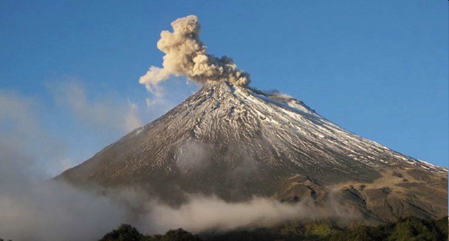 El Sangay, de 5.230 metros de altura sobre el nivel del mar, se ubica en la llamada Cordillera Real, un ramal de los Andes que se adentra en la Amazonía.