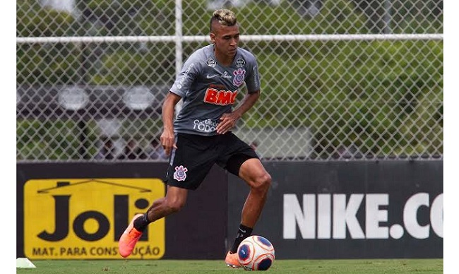 Víctor Cantillo es elogiado en Brasil.