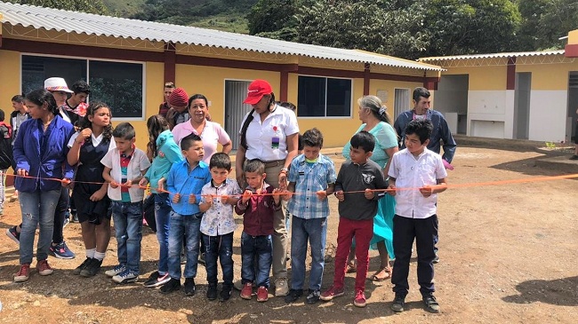 Yilda Tatiana Pineda, coordinadora de Relaciones con la Comunidad de Drummond Ltd., inaugurando la Escuela Argentina Norte.