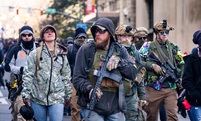 Miles de estadounidenses salieron a protestar contra la propuesta democrata armados hasta los dientes. Foto: EFE