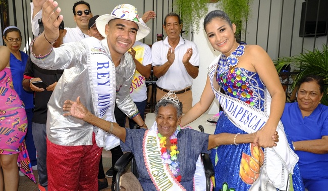 Por su alegría, emoción y grandes dotes de baile, la señora María Dilia Duran, fue coronada como la reina, ella recibió una corona y la banda real.