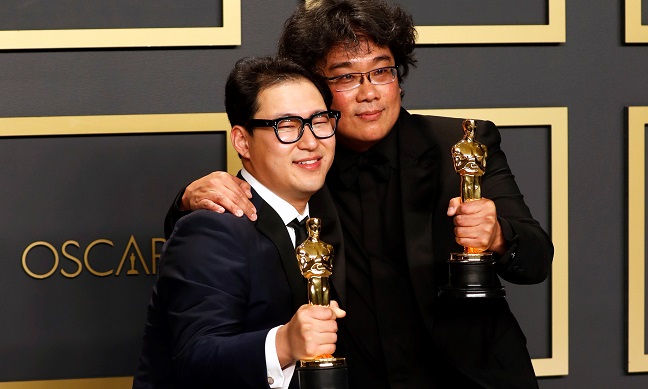  Han Jin Won (derecha) y Bong Joon Ho, director y guionista respectivamente de 'Parasite'.
