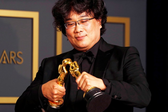 Bong Joon Ho el director de 'Parasite' con sus dos Oscar.