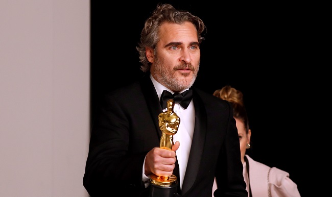 Joaquin Phoenix posa con su Oscar como mejor intérprete del año.