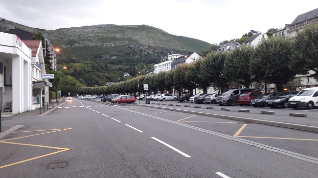 Lourdes está caracterizado por un clima frío. Atrás de este paisaje se encuentra el río Gave de Pau. 