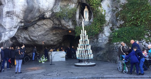 Millones de personas visitan la gruta, donde está la imagen de Nuestra Señora de Lourdes.
