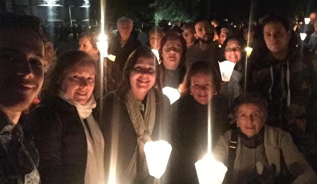 Feligreses espera la caída de la noche para ir con sus velas encendedidas a la procesión de la luz. 