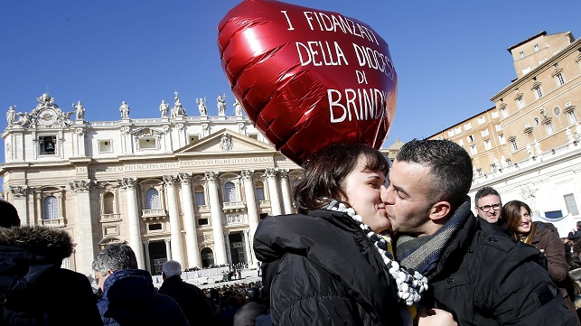 Una pareja se besa en la Plaza de San Pedro, en la Ciudad del Vaticano.