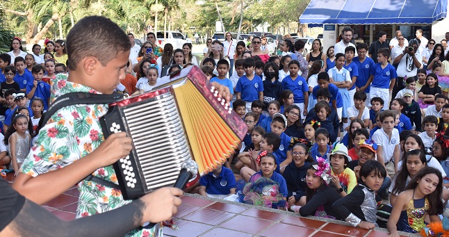 El estudiante del grado sexto A, José Linero, deleitó a los presente con la música vallenata.