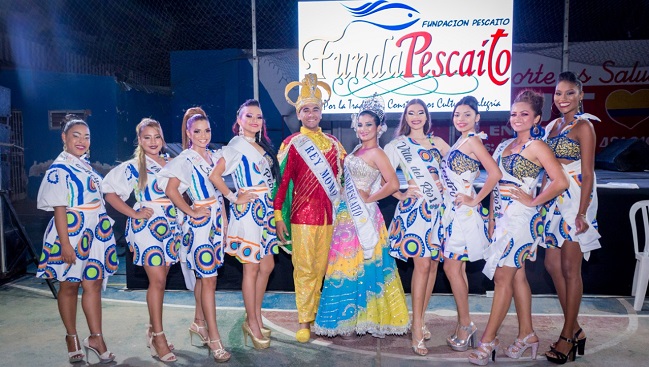 Reina central del carnaval y el rey momo 2020 de Fundapescaíto, María Camila Hurtado y Michael Fawcett, junto a las candidatas populares. 