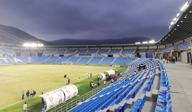 El mantenimiento del gramado de los estadios de béisbol y softbol y el de las piscinas del complejo acuático, según el director del Inred, es lo más costoso.