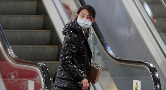 Una pasajera chino lleva una máscara protectora en el aeropuerto internacional de Sheremetyevo en Moscú, Rusia, el 19 de febrero de 2020. EFE/EPA/SERGEI CHIRIKOV
