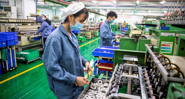 Las medidas de prevención son máximas en todas las ciudades chinas. En la imagen, unos operarios de una fábrica de Foshan, trabajan con mascarillas. EFE/EPA/ALEX PLAVEVSKI