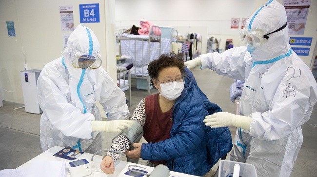 Personal médico en trajes protectores atiende a los pacientes del hospital improvisado de Wuhan Fang Cang en Wuhan, provincia de Hubei (China), 17 de febrero de 2020 EFE/EPA/STRINGER CHINA OUT