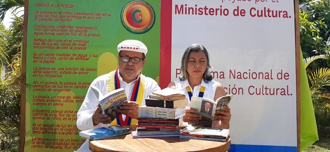 Willman Bermúdez, alcalde de Santa Ana y  Emilse Martínez Alfaro coordinadora del Encuentro Poesía Alma Adentro. 