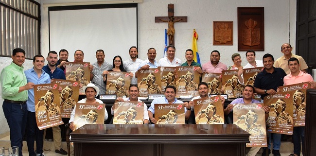 Concejales de Valledupar sosteniendo el afiche de la versión número 53º del Festival de la Leyenda Vallenata. 