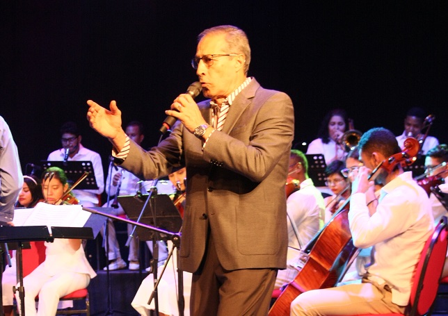 Los hombres también tuvieron participación en el concierto, uno de los cantantes masculinos de la noche fue el señor Juan Hinojosa.