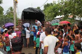 Las ayudas humanitarias fueron sacadas por la comunidad de los camiones que la transportaban hacia el municipio de Pedraza. Foto ilustración
