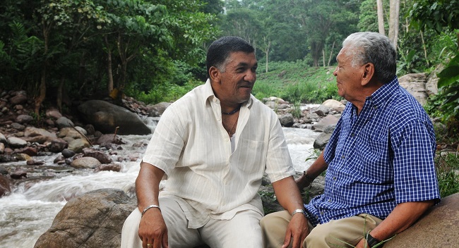 El cantautor Ivo Díaz charlando con su padre, Leandro Díaz, teniendo como testigo a un río.  La canción 'Dame tu alma', escrito por Ivo y dedicada a su papá, en 1993 fue ganadora del Festival de la Leyenda Vallenata.