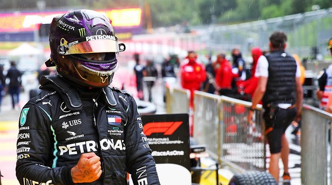 El automovilista inglés Lewis Hamilton de la escuadra Mercedes ganó el Gran Premio de Estiria, segundo del Mundial de Fórmula Uno que líder su compañero Valtteri Bottas.