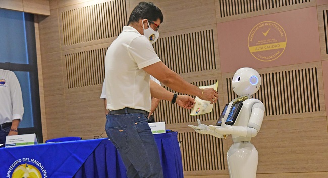 El Rector Pablo Vera Salazar otorgó de manera simbólica al Robot Lied, la estrella y el certificado.