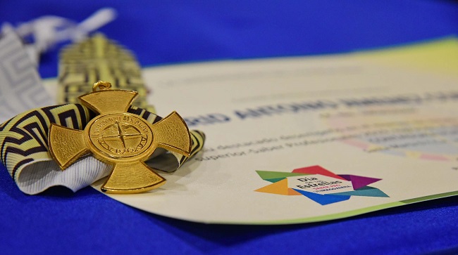 Con medalla fueron exaltados los estudiantes por obtener los mejores resultados de cada Programa Académico.