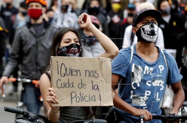 Manifestantes participan en una protesta contra la violencia policial, en Bogotá (Colombia). 