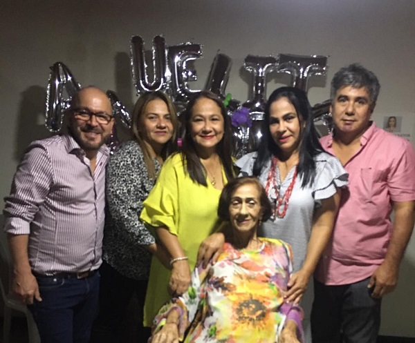 La cumplimentada Bachi Jure en compañía de sus hijos Reinaldo, María Esperanza, Mildred, Ramon Antonio y Janeth Patricia Prieto Jure.