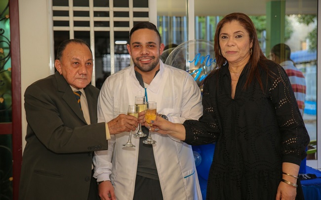 El recién graduado de la facultad de Medicina de la UCC estuvo acompañado de sus padres Jesús Santander Guerrero y Luz Stella Rodríguez Manjarrez.