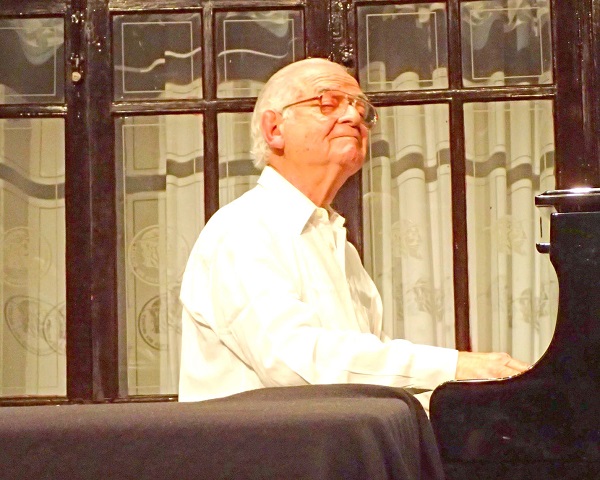 El Dr. Orlando Alarcón tocando el piano e interprentado “Dulcinea” durante la presentación del libro “Don Quixote en el mundo de la música” en El patio de las estatuas del Museo Cervantes, Guanajuato, México en el 2016.