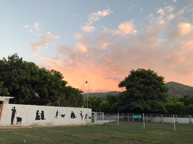 Divertidogs queda ubicado hacia la Vía Teyuna, después del colegio European school, la primera entrada a la derecha. Este hospedaje campestre cuenta con más de dos mil metros cuadrados, lo cual lo convierte en el espacio perfecto para que el perro pueda correr y jugar con libertad.