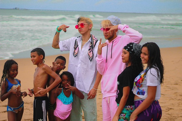 Bastian y Mica, durante la grabación del video de Arepita, el cual se llevó a cabo en el departamento de La Guajira.