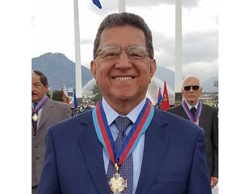 Jorge Henrique Trujillo Berbesi en la condecoración de los 50 años de graduado de la escuela Naval de Cadetes de la Armada de Colombia.