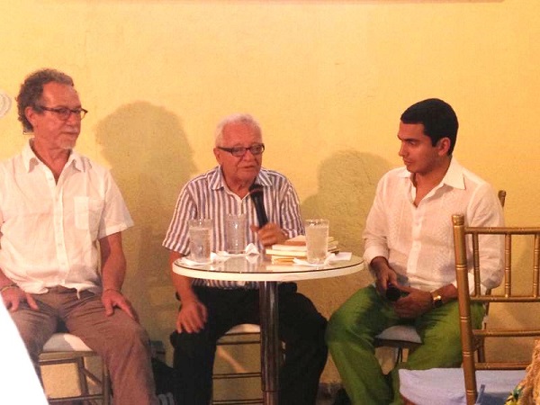 Los escritores Julio Olaciregui, Ramón Illán Bacca en compañía de Jesús A. Dulce.   