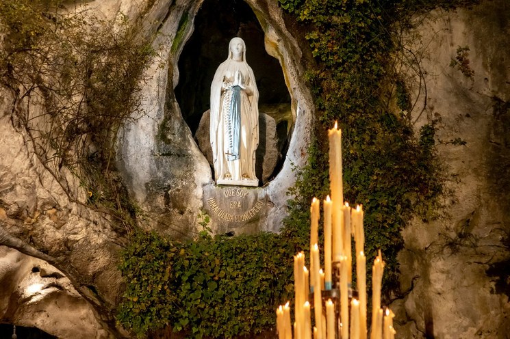 Por un período de cinco meses, la Virgen se le apareció a la niña Bernardita, en medio de multitudes que se acercaban para rezar y poder observar a la hermosa señora, pero la Virgen sólo se le aparecía a la niña.