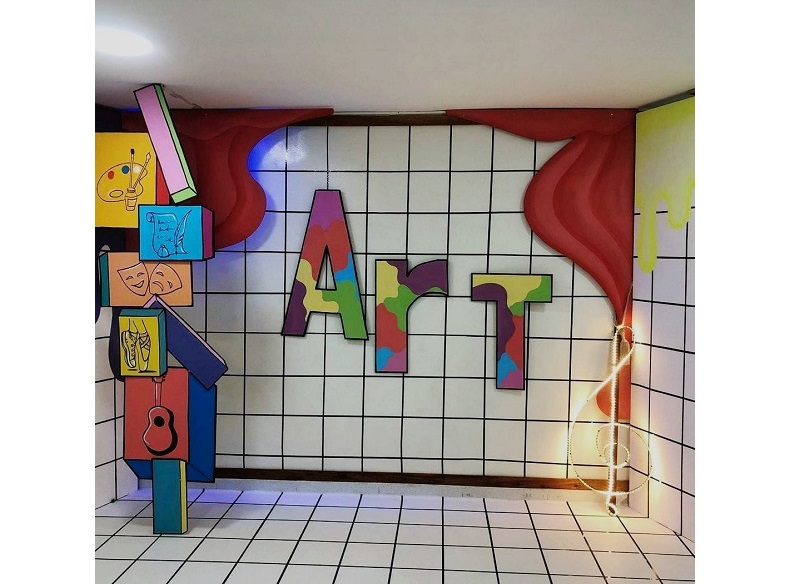 Aula ambientada para las clases de arte. 