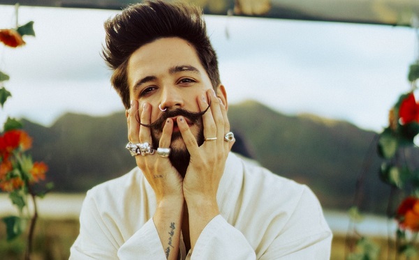 El álbum cuenta con colaboraciones de los artistas internacionales Evaluna Montaner, Mau y Ricky, El Alfa y Los Dos Carnales.