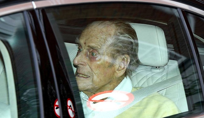El príncipe Felipe al salir del hospital.
