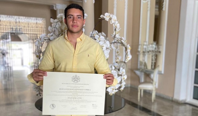 Hernando José González Correa se mostró muy feliz tras recibir su título de Ingeniería Civil.