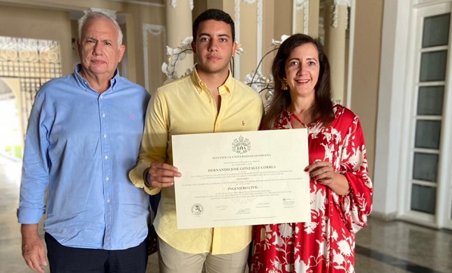 El graduado Hernando José González Correa en compañía de sus padres Hernando González y Luz Elena Correa.