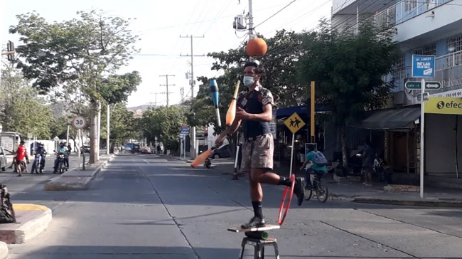 Malabarista en la avenida de Los Estudiantes con calle 18 en Santa Marta.
