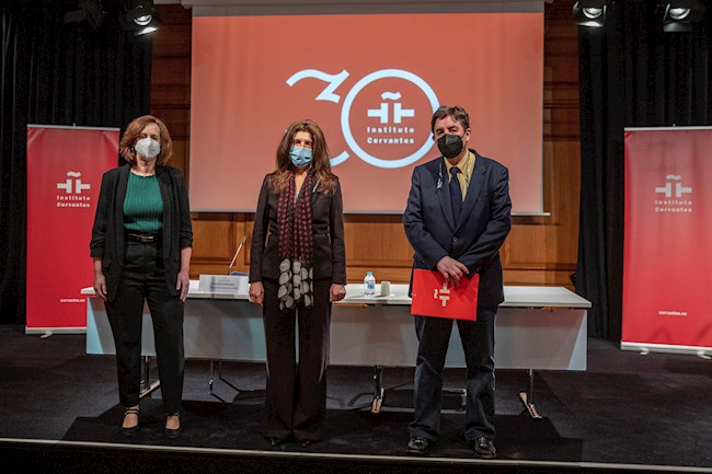 La secretaria de Estado de Cooperación Internacional, Ángeles Moreno (c), la secretaria general del Instituto Cervantes, Carmen Noguero (i), y el director del Instituto Cervantes, Luis García Montero. EFE