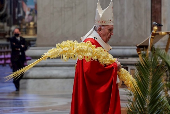 El Papa Francisco al oficiar la misa del Domingo de Ramos en la basílica de San Pedro del Vaticano este domingo. EFE/
