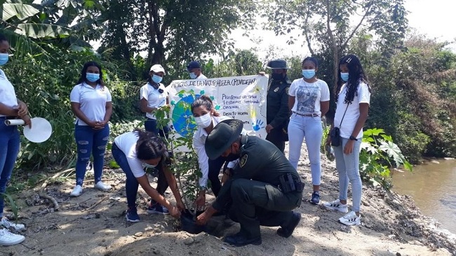 La Policía del Magdalena lideró la jornada en el municipio Zona Bananera en conjunto con el  grupo juvenil ambiental “Amigos de la Naturaleza”.