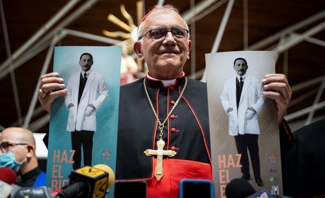 En la imagen, el cardenal Baltazar Porras sostiene afiches de José Gregorio Hernández en la Iglesia Parroquia Inmaculado Corazón de María de Caracas (Venezuela). EFE