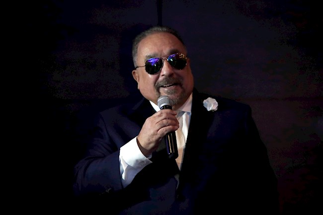 Fotografía de archivo del 4 de diciembre de 2019 que muestra al músico Willie Colón durante una conferencia de prensa en un hotel en Ciudad de Panamá (Panamá). EFE