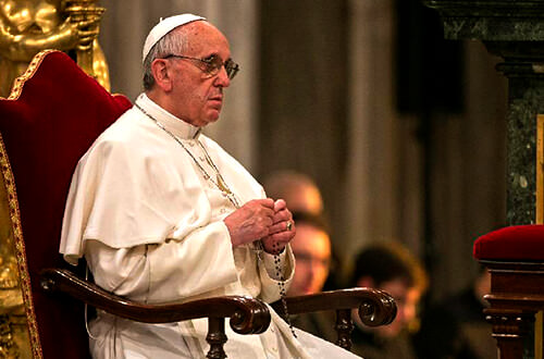 El rezo del Rosario se llevará a cabo todos los días del mes de mayo de 2021 a las 6:00 p.m. (hora de Roma) con una intención de oración particular y será transmitido por los canales vaticanos. En concreto, el Papa Francisco rezará ante la Virgen del Socorro que se encuentra en la Capilla Gregoriana de la Basílica de San Pedro. El ícono de la Virgen del Socorro ha sido venerado desde el siglo VII en un fresco sobre el altar de San León en la primitiva basílica vaticana. Luego fue colocado, donde aún hoy se encuentra, dentro de la nueva Basílica de San Pedro construida por el Papa Gregorio XIII en 1578, en la Capilla Gregoriana, donde además se conservan las reliquias de San Gregorio Nacianceno, Doctor y Padre de la Iglesia. En cambio, el 31 de mayo, el Santo Padre concluirá este maratón de oración desde los Jardines Vaticanos. El tema del maratón del rezo del Rosario es: “De toda la Iglesia subía incesantemente la oración a Dios”, frase elegida del Libro de los Hechos de los Apóstoles. Según informó el Pontificio Consejo para la Promoción de la Nueva Evangelización (PCPNE), en las dos ocasiones que participará el Pontífice se ofrecerá también la traducción al lenguaje de señas para las personas sordas y con problemas de audición.